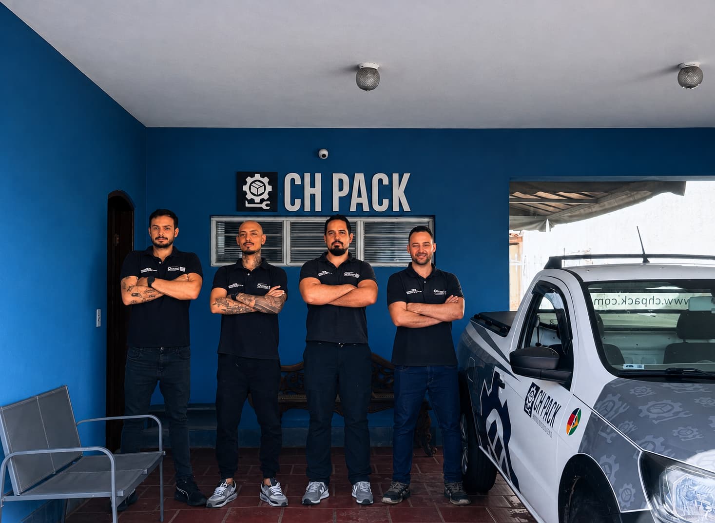 A equipe da CH PACK na sede em Sorocaba, ao lado do veículo de atendimento