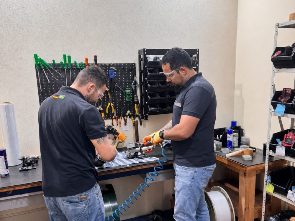 Técnicos da CH PACK trabalhando em aparelho de arqueação na bancada da oficina